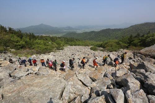 땅끝 달마고도 길을 등산객들이 걷고 있다.