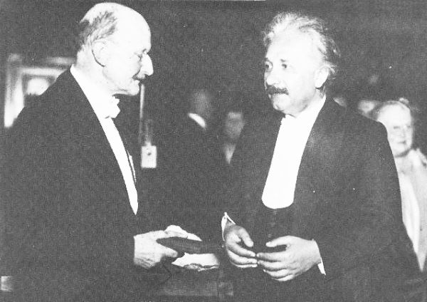 독일 물리학계의 대부인 막스 플랑크(왼쪽)는 아인슈타인과 상대성이론의 열렬한 지지자였다. 독일물리학회 회장인 플랑크가 1929년 '플랑크 메달'을 아인슈타인에게 수여하고 있다. 출처 : Brundesachiv