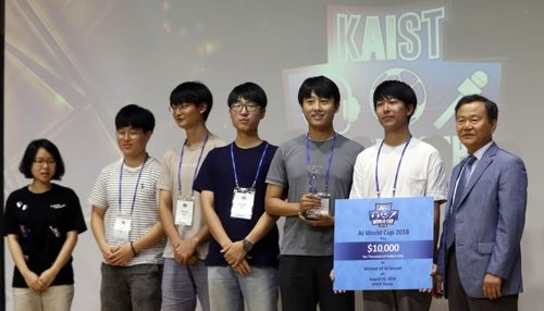 제1회 국제 AI 월드컵 우승팀이 기념 촬영하고 있다.