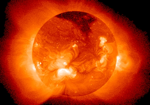 일본 요코우주망원경( X-ray 망원경)으로 촬영한 태양. 고에너지로 인한 변화무쌍한 모습은 황홀감에 빠져들게 한다. /www.lmsal.com/SXT/homepage.html