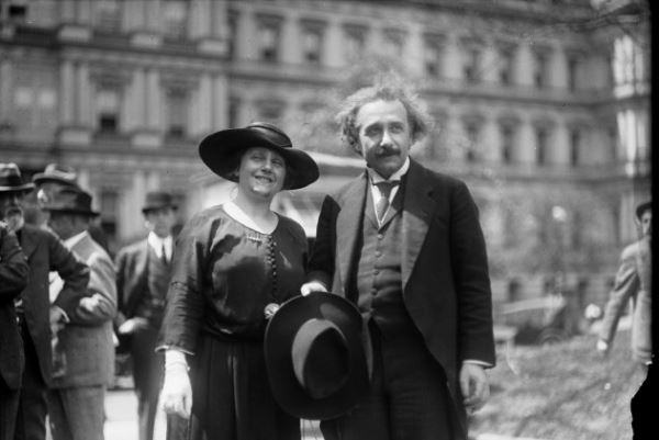 1921년 4월 3일 처음 미국을 방문한 아인슈타인과 부인 엘자. 출처: Harris & Ewing Collection, Library of Congress