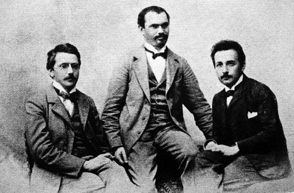 아인슈타인에게 철학적 통찰의 요람이 된 철학토론 모임 '올림피아 아카데미' 회원들. 콘라드 하비히트, 모리스 솔로빈, 알버트 아인슈타인(왼쪽부터). 출처: 위키피디아