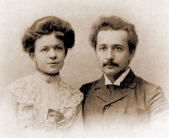 아인슈타인(24세)과 밀레바의 1903년 1월 6일 결혼기념사진. 밀레바는 4년 연상의 총명한 물리학도였다. 두 사람은 수백통의 편지를 주고받으며 열렬히 사랑했다. 출처: Tesla Memorial Society