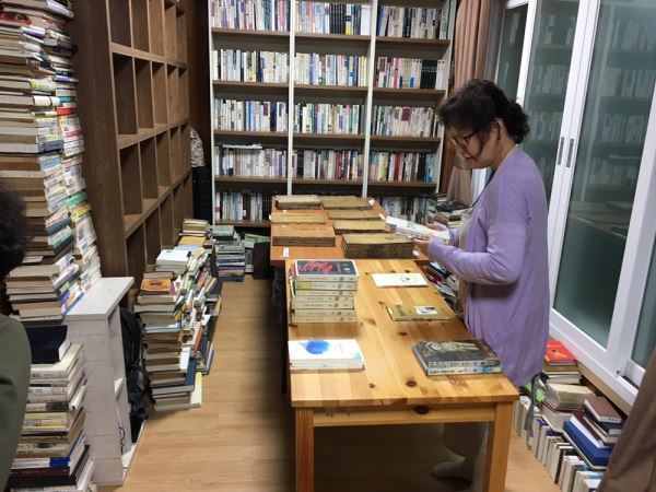 6일 오후 목압마을 인근인 백혜마을에서 방문한 한 주민이 ‘목압문학박물관’에 전시된 작품집 등을 살펴보고 있다.