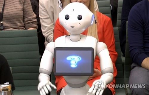 영국 하원 교육특별위원회에 패널로 참석한 로봇 '페퍼' [AFP=연합뉴스]
