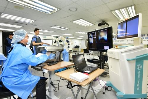 KIST 연구진이 24일 신촌 세브란스병원에서 카데바 실험을 통해 로봇시스템 '닥터 허준'의 성능을 시험하고 있다. [KIST 제공=연합뉴스]