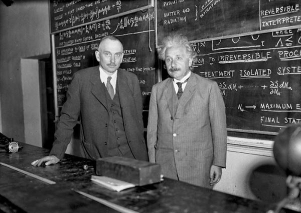 1932년 1월 8일 미국 Caltech의 수리물리학자 리차드 톨먼 교수(왼쪽)의 초청으로 그가 주관한 세미나에 참석한 아인슈타인. 사진 = Los Angeles Times