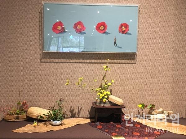대렴차문화원 주최로 열린 차문화 행사의 하나인 차 그림전과 다화전의 모습이다.