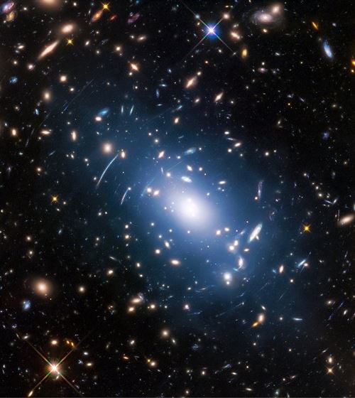 은하단 Abell S1063.푸른 부분이 암흑물질의 분포를 나타내는 은하단내 빛. [NASA, ESA, M.몬테스 제공]