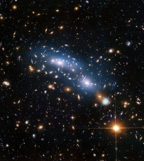 은하단 MACS J0416푸른 부분이 암흑물질의 분포를 나타내는 은하단내 빛. [NASA, ESA, M.몬테스 제공]