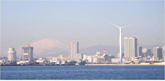 요코하마시 미나토미라이21 지구에 설치된 풍력발전기 ‘하마윙’. 요코하마시 제공