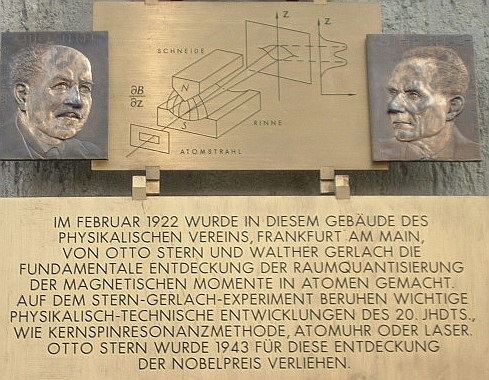 독일 프랑크푸르트 고등과학연구원에 있는 슈테른-게를라흐 실험 기념 동판. 이 실험은 자기모멘트 및 스핀이 양자화되어 있다는 사실과 관측 행위가 스핀성분의 정체성을 변화시킨다는 사실을 확인했다.
