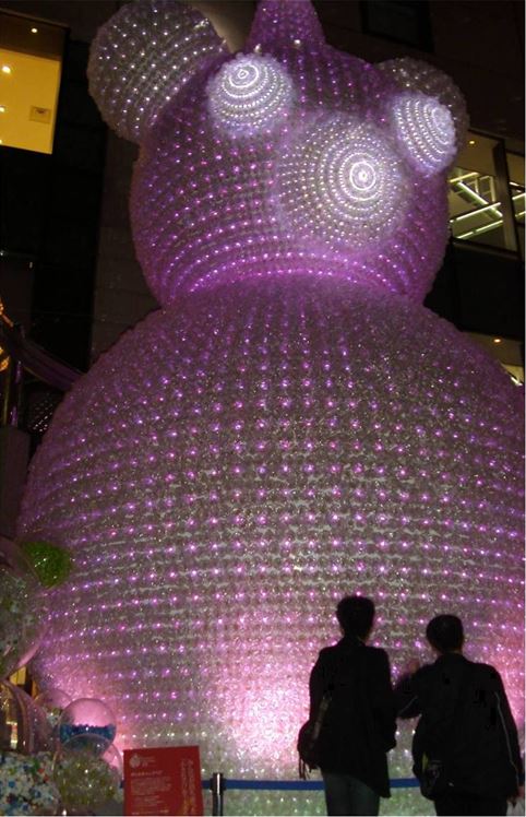 *사진4 일본 후쿠오카의 한 백화점의 연말연시에 등장한 페트병으로 만든 대형 곰돌이인형 작품. 시민들로부터 회수한 페트병으로 만들었다.