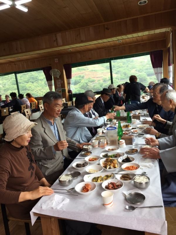 석채례 행사에 참여한 필자(왼쪽 앞에서 두 번째)를 포함한 지역 유림들이 악양정 인근 식당에서 점심식사를 하고 있다.