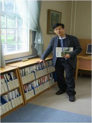 홋카이도대학 동문회관에 있는 일본 전국대학 정보자료관을 방문한 필자.