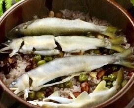 ​화개 혜성식당에서 판매하고 있는 은어 돌솥비빔밥. 돌솥의 쌀 위에 은어를 얹어 익힌 후 그 밥에 비벼 먹는다. 사진=혜성식당 제공.​