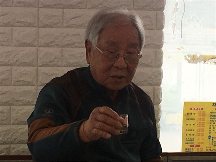 지난 해인 2021년 1월 5일 홍소술 명인이 91세 생신을 맞았다. 이날 화개제다 옆 소연정 식당에서 가족들이 마련한 축하연에서 홍 명인이 건배사를 하고 있다. 사진=조해훈