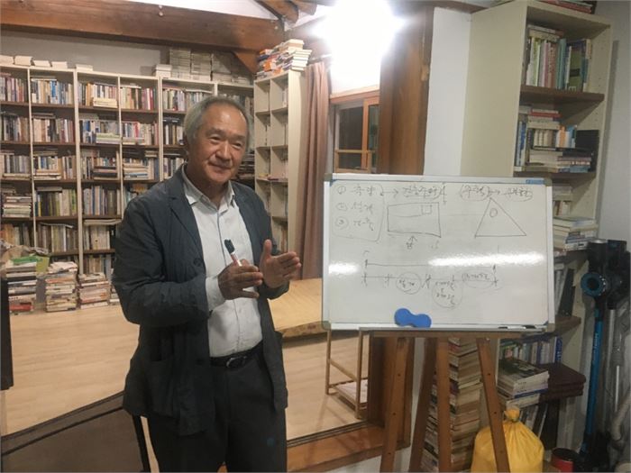 김갑선 건축전문가가 강의를 하고 있는 모습. 사진=목압서사 제공