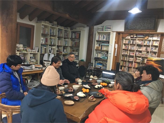 강의를 마친 후 참석자들과 테이블에 앉아 차를 마시며 귀신 이야기 등 이야기를 이어가고 있는 김 작가(왼쪽 가운데). 사진=목압서사 제공