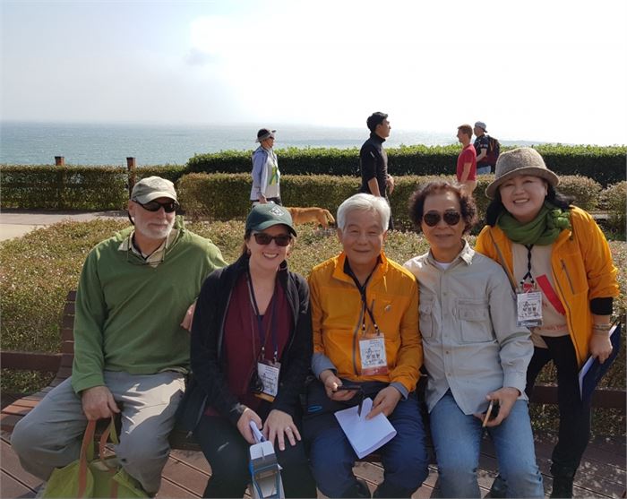 2019년 가을 부산에서 열린 아시아트레일즈컨퍼런스의 집행위원장을 맡은 문정현 회장(가운데)이 외국인 참가자들과 함께.