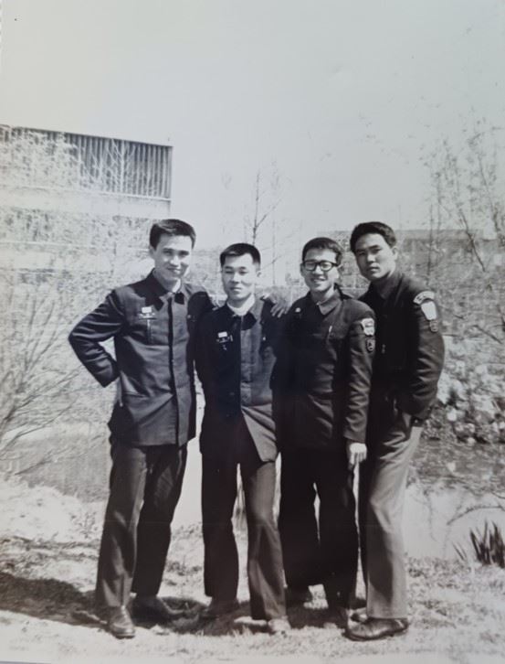 1973년 서울대 사대 4학년 ROTC 시절 대학캠퍼스에서 친구들과 함께 포즈를 취한 임재택