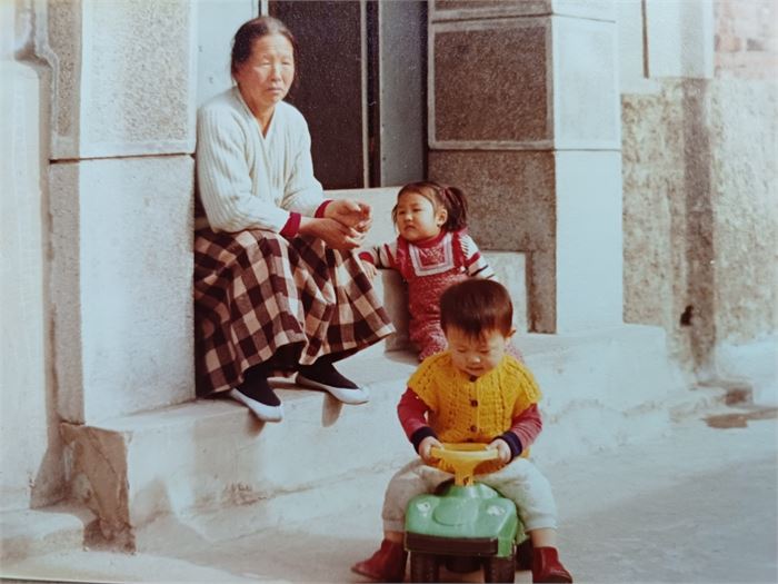부산에 내려오기 직전 1980년 서울 중랑구 목동 신혼집을 찾은 임재택 교수의 모친 고 하순연 여사가 손주들이 노는 모습을 지켜보고 있다.