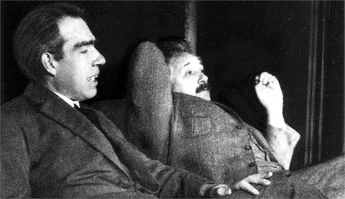 토론하는 보어와 아인슈타인. 1925년 12월 스위스 라이덴의 폴 에렌페스트 집. /Wikipedia  Niels Bohr (left) with Albert Einstein (right) at Paul Ehrenfest's home in Leiden (December 1925)