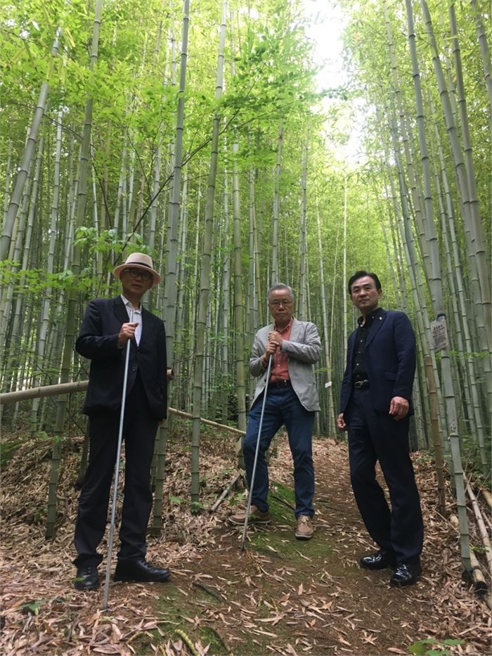 휴암 선생와 대숲 길을 걷고 있는 모습. 왼쪽부터 조갑룡 선생, 필자, 휴암 선생. 사진=휴암운창 제공