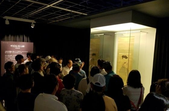 신윤복 '미인도'에 쏠린 눈길(대구=연합뉴스) 한무선 기자 = 16일 대구미술관에서 개막한 간송 조선회화 명품전을 찾은 관람객들이 신윤복의 미인도 앞에서 설명을 듣고 있다. mshan@yna.co.kr