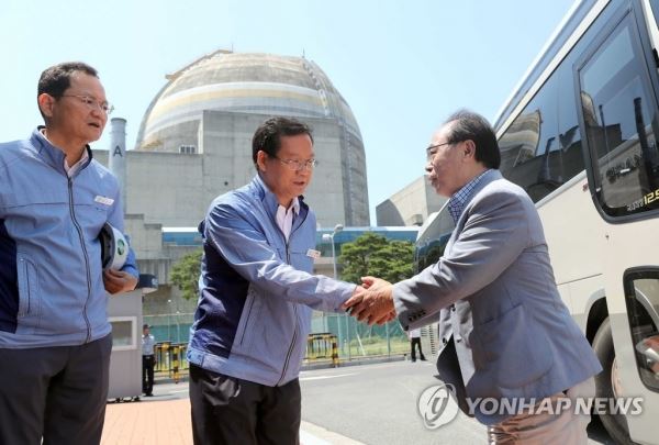 오거돈 당선인 고리원전 안전 점검(부산=연합뉴스) 조정호 기자 = 오거돈 부산시장 당선인(오른쪽)이 24일 부산 기장군 신고리원전 1·2호기가 있는 고리 제3발전소를 방문, 직원들과 악수하고 있다. 2018.6.24ccho@yna.co.kr