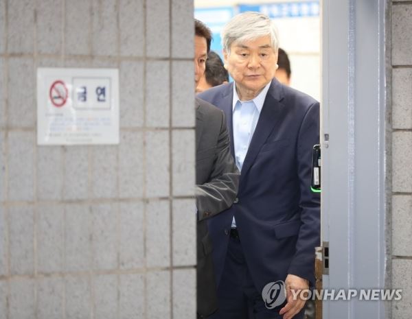 검찰 조사 마친 조양호 회장(서울=연합뉴스) 김도훈 기자 = 수백억원대 상속세 탈루 등 비리 의혹을 받는 조양호 한진그룹 회장이 29일 새벽 서울 양천구 서울남부지검에 피의자 신분으로 조사를 마친 뒤 건물을 나서고 있다. 2018.6.29superdoo82@yna.co.kr