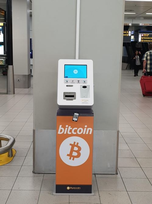 암스테르담 스히폴 공항에 설치된 가상화폐 ATM(암스테르담=연합뉴스) 김경윤 기자 = 니키 브레서르 스히폴 공항 사업 매니저가 28일(현지시간) 스히폴 공항에 설치된 가상화폐 현금자동입출금기(ATM)를 시연하고 있다. 2018.6.29 heeva@yna.co.kr