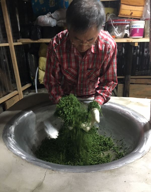 ​화개골 삼신마을 도로가에 있는 흔적문화갤러리 전시공간에서 김봉환(왼쪽) 사장님으로부터 전시된 흑차사발 설명을 듣는 필자.​