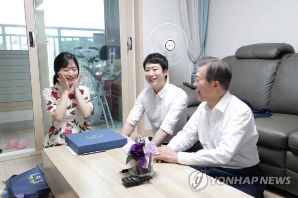 문 대통령, 신혼부부집 방문한 까닭은?문 대통령, 신혼부부집 방문한 까닭은? (서울=연합뉴스) 배재만 기자 = 문재인 대통령이 5일 서울시 구로구의 한 행복주택에 입주한 신혼이면서 맞벌이 교사 부부인 우재완-이진경 씨 집을 방문해 이야기를 나누고 있다. 문 대통령은 신혼부부 및 청년주거대책을 발표하기 위해 행복주택을 방문했다. 2018.7.5 scoop@yna.co.kr (끝)