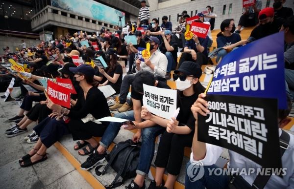 '침묵 대신 행동으로'(서울=연합뉴스) 김인철 기자 = 8일 오후 서울 종로구 세종문화회관 앞 계단에서 열린 '아시아나항공 No Meal(노 밀) 사태 책임 경영진 규탄 제2차 문화제'에서 직원들이 손피켓을 들고 있다. 2018.7.8 yatoya@yna.co.kr