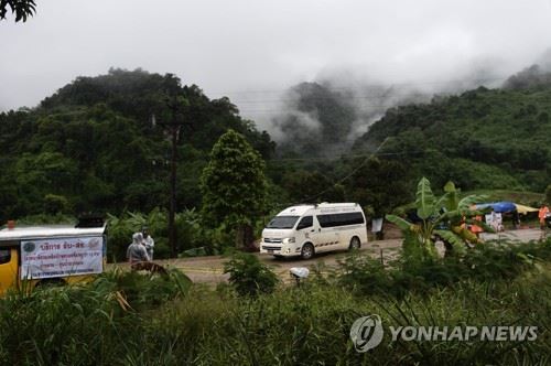 태국에서 소년들이 고립된 동굴에서 빠져나가는 구급차