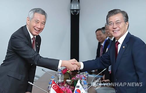 악수하는 한국-싱가포르 정상(마닐라=연합뉴스) 배재만 기자 = 문재인 대통령이 14일 오전 필리핀 마닐라 필리핀국제컨벤션센터(PICC) 양자회담장에서 리센룽 싱가포르 총리를 만나 악수하고 있다. 2017.11.14 scoop@yna.co.kr