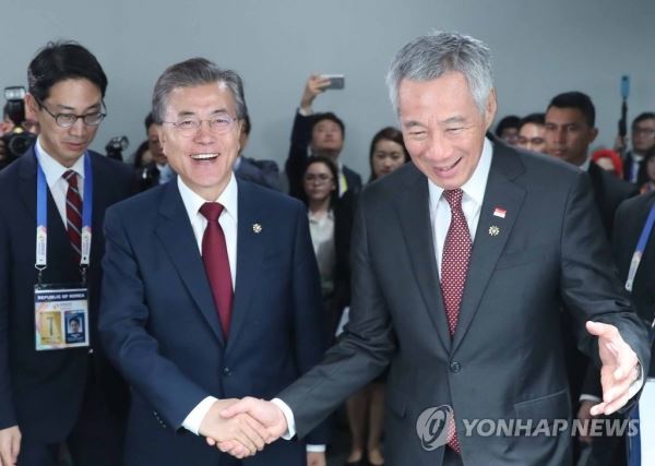 회담장으로 이동하는 한국-싱가포르 정상(마닐라=연합뉴스) 배재만 기자 = 문재인 대통령이 14일 오전 필리핀 마닐라 필리핀국제컨벤션센터(PICC)에서 리센룽 싱가포르 총리와 만나 악수하며 양자회담장으로 이동하고 있다. 2017.11.14scoop@yna.co.kr