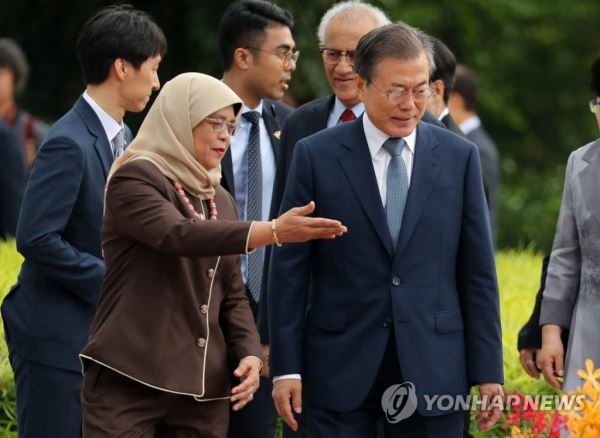 야콥 싱가포르 대통령 안내받는 문 대통령(싱가포르=연합뉴스) 황광모 기자 = 싱가포르를 국빈 방문 중인 문재인 대통령이 12일 오전 대통령궁인 이스타나 대정원에서 열린 공식환영식에서 할리마 야콥 싱가포르 대통령의 안내를 받고 있다. 2018.7.12hkmpooh@yna.co.kr