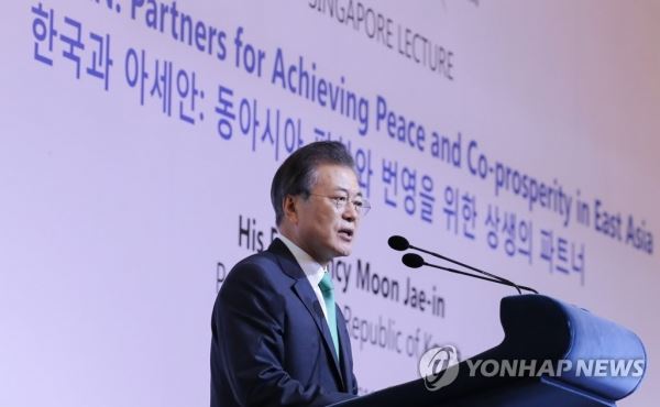 문 대통령 "평화를 향한 아세안·싱가포르 노력에 경의"(싱가포르=연합뉴스) 황광모 기자 = 문재인 대통령이 싱가포르 국빈 방문 마지막 날인 13일 오전(현지시간) 오차드 호텔 그랜드볼룸에서 열린 '싱가포르 렉처'에서 연설하고 있다. '싱가포르 렉처'는 싱가포르 동남아연구소가 싱가포르 외교부의 후원을 받아 자국을 방문하는 주요 정상급 인사를 초청해 연설을 듣는 세계적 권위의 행사이다. hkmpooh@yna.co.kr