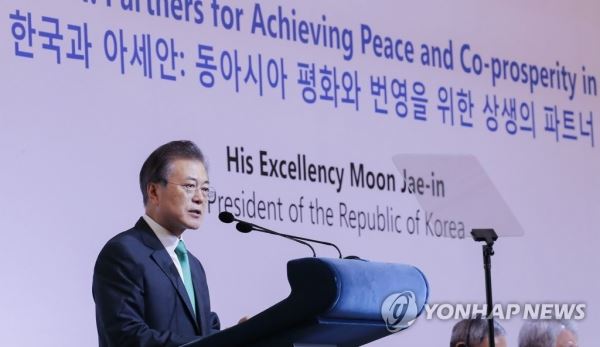 문 대통령 "평화를 향한 아세안·싱가포르 노력에 경의"(싱가포르=연합뉴스) 황광모 기자 = 문재인 대통령이 싱가포르 국빈 방문 마지막 날인 13일 오전(현지시간) 오차드 호텔 그랜드볼룸에서 열린 '싱가포르 렉처'에서 연설하고 있다. '싱가포르 렉처'는 싱가포르 동남아연구소가 싱가포르 외교부의 후원을 받아 자국을 방문하는 주요 정상급 인사를 초청해 연설을 듣는 세계적 권위의 행사이다. 2018.7.13hkmpooh@yna.co.kr