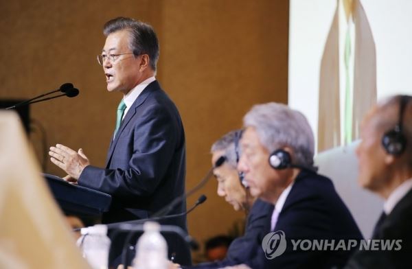 문 대통령 "아세안은 평화 향한 동반자"(싱가포르=연합뉴스) 황광모 기자 = 문재인 대통령이 싱가포르 국빈 방문 마지막 날인 13일 오전(현지시간) 오차드 호텔 그랜드볼룸에서 열린 '싱가포르 렉처'에서 '한국과 아세안 : 동아시아 평화와 번영을 위한 상생의 파트너'를 주제로 연설하고 있다. '싱가포르 렉처'는 싱가포르 동남아연구소가 싱가포르 외교부의 후원을 받아 자국을 방문하는 주요 정상급 인사를 초청해 연설을 듣는 세계적 권위의 행사이다. hkmpooh@yna.co.kr