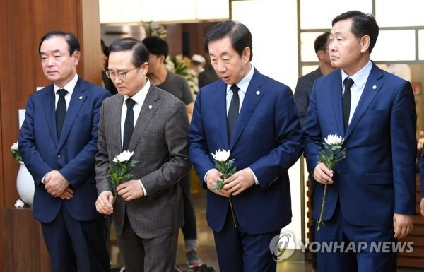 고 노회찬 조문하는 여·야 원내대표(서울=연합뉴스) 윤동진 기자 = 23일 오후 고 노회찬 정의당 원내대표의 빈소가 차려진 서울 서대문구 신촌세브란스병원 장례식장에서 여야 원내대표들이 조문을 하고 있다. 오른쪽부터 김관영 바른미래당 원내대표, 김성태 자유한국당 원내대표, 홍영표 더불어민주당 원내대표, 장병완 민주평화당 원내대표. mon@yna.co.kr