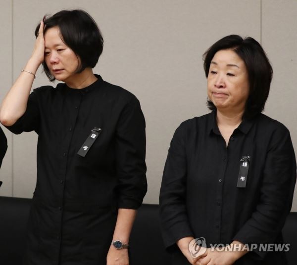 슬픔에 잠긴 이정미-심상정(서울=연합뉴스) 윤동진 기자 = 이정미 정의당 대표(왼쪽)와 심상정 의원이 23일 오후 서울 서대문구 신촌 세브란스 병원 장례식장에 마련된 고 노회찬 정의당 원내대표의 빈소에서 슬픔에 잠겨 있다. 2018.7.23mon@yna.co.kr