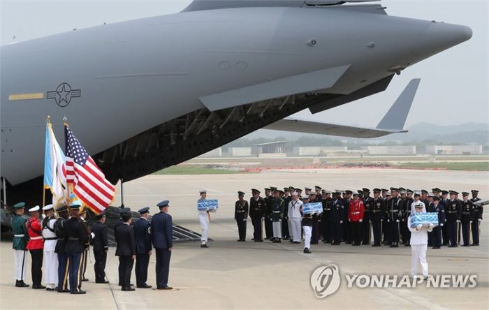 정전 65년 만에 송환된 미군유해(평택=연합뉴스) 정전협정 체결 65주년을 맞은 27일 한국전쟁 중 북측에서 사망한 미군의 유해가 북한 원산 갈마비행장에서 경기도 평택시 주한미공군 오산기지로 송환되고 있다미측은 재차 유해 확인 절차를 밟은 뒤 내달 1일 오산기지에서 공식 유해송환 행사를 개최할 예정이다2018.7.27 [사진공동취재단] photo@yna.co.kr