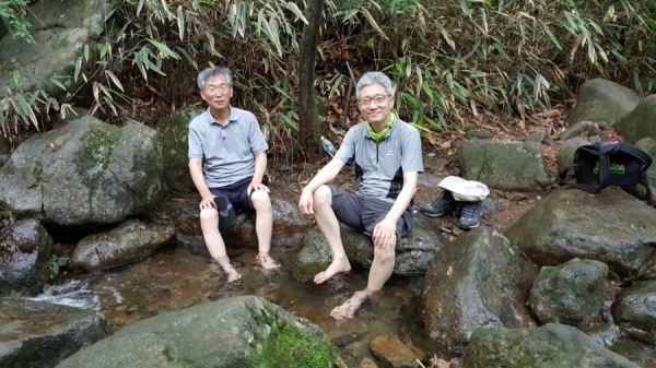 ①하동 8경의 하나인 불일폭포로 올라가는 도중에 계곡에서 ‘탁족’(濯足)을 하는 백태현(오른쪽) 부산일보 문화부 선임기자와 필자. 사진제공=조해훈