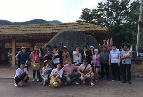 ③화개골에 온 신라대 국어교육과 엄경흠(오른쪽에서 세 번째) 교수와 답사동아리 학생들이 화개장터를 둘러본 후 기념촬영을 하고 있다. 사진제공=조해훈
