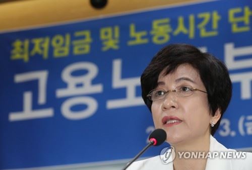 고용노동부 공공기관장회의(세종=연합뉴스) 이진욱 기자 = 3일 오전 정부세종청사 고용노동부에서 열린 기관장회의에서 김영주 장관이 발언하고 있다. 내년도 최저임금은 8천350원으로, 사업 종류 구분 없이 모든 사업장에 동일하게 적용한다는 고용부 고시가 이날 관보에 게재됐다. 2018.8.3 cityboy@yna.co.kr