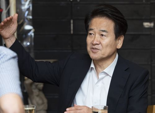 연합뉴스와 인터뷰하는 정동영(서울=연합뉴스) 진성철 기자 = 민주평화당 정동영 신임 대표가 6일 서울 중구 한 음식점에서 연합뉴스와 인터뷰하고 있다. 2018.8.6zjin@yna.co.kr
