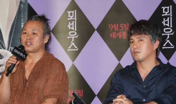 김기덕 감독·배우 조재현(서울=연합뉴스) 홍기원 기자 = 30일 오후 서울 성동구 행당동 CGV 왕십리에서 열린 영화 '뫼비우스' 언론시사회에서 김기덕 감독(왼쪽)이 질문에 답하고 있다. 2013.8.30 xanadu@yna.co.kr